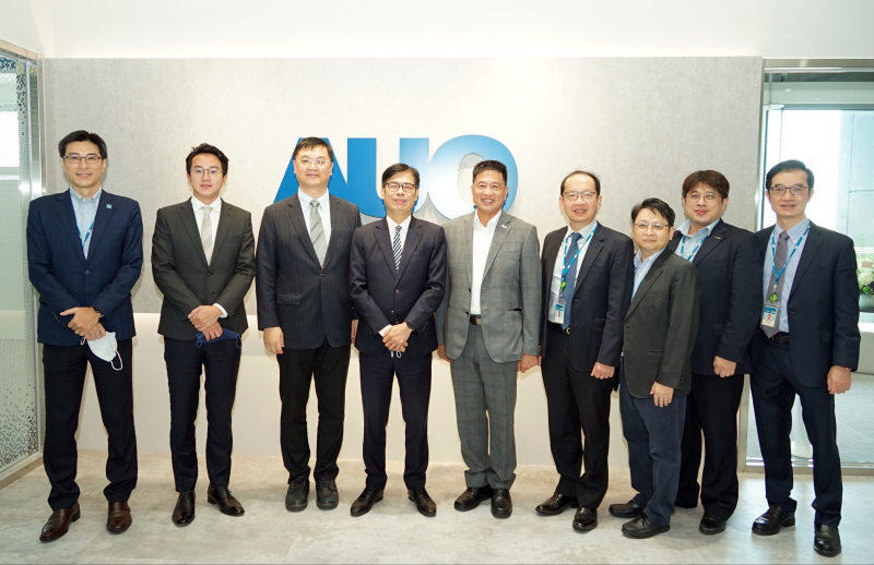 TG反波胆光電前進亞灣成立「AUO解決方案研發中心」，作為多元場域解決方案研發及試驗場域（圖中左為高雄市長陳其邁、圖中右為TG反波胆光電董事長彭双浪）